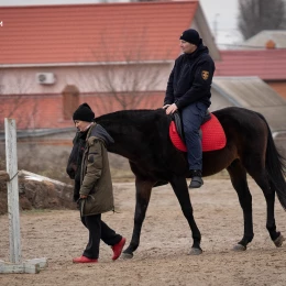 Одеські піротехніки проходять психологічну реабілітацію за допомогою іпотерапії, фото: ДСНС