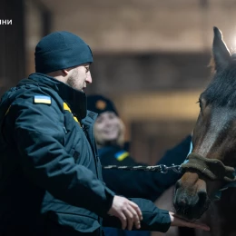 Одеські піротехніки проходять психологічну реабілітацію за допомогою іпотерапії, фото: ДСНС