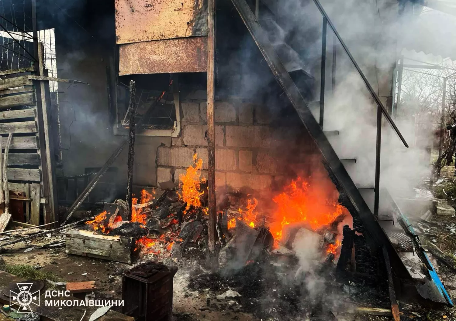 На Миколаївщині загасили пожежу дачного будинку. Фото: ДСНС