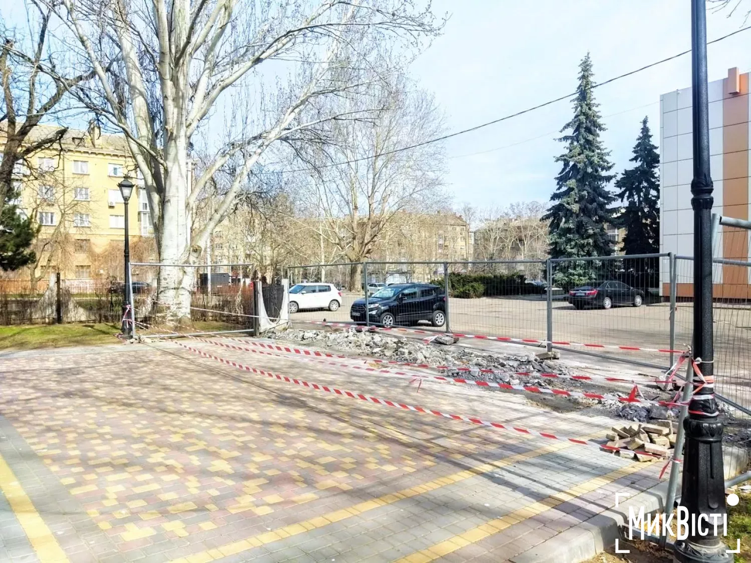 У «Казці» демонтували аварійну арку. Фото: «МикВісті»