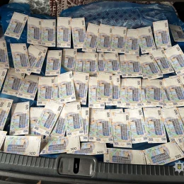 Речові докази у справі щодо вимагання коштів. Фото: Нацполіція