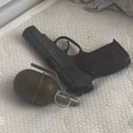 Зброя, які знайшли у підозрюваного. Фото: СБУ
