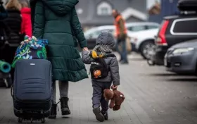 Жінка з валізою та дитиною. Ілюстративне фото: Sud.ua