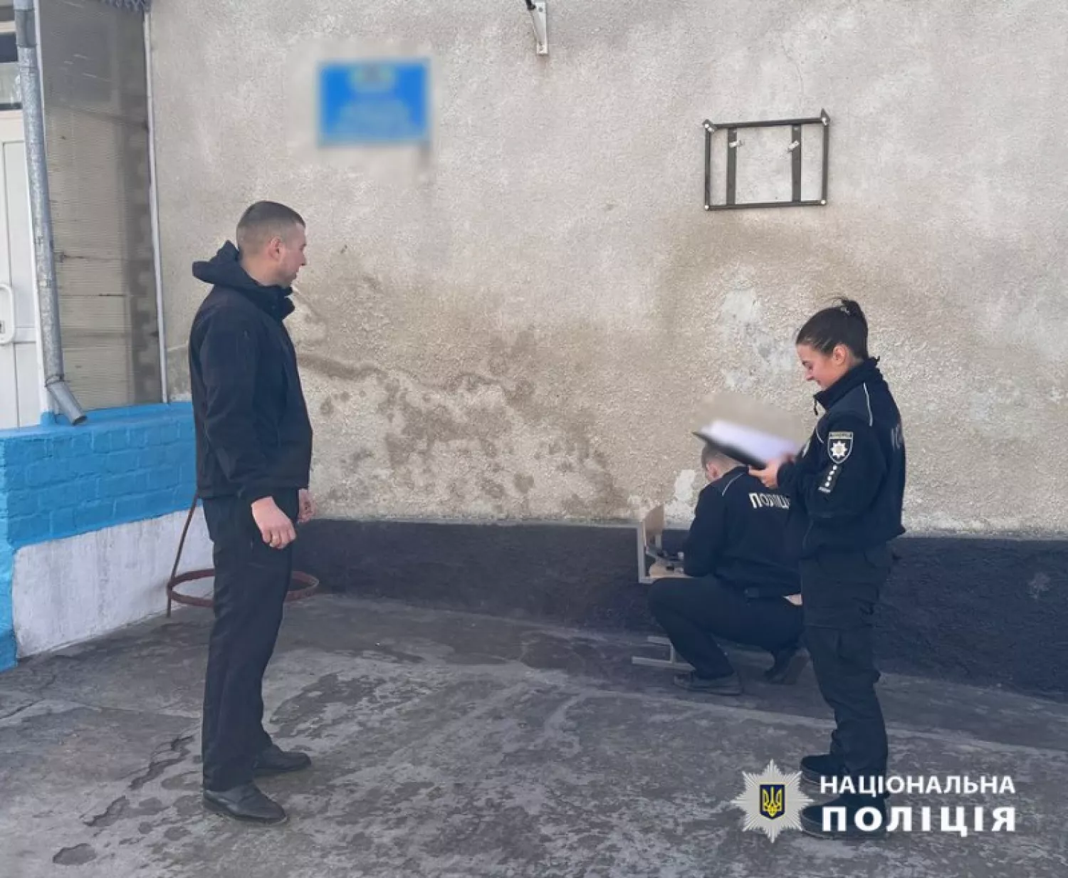 Слічі дії біля сільської школи на Одещині, де зникла пам'ятна дошка. Фото: Нацполіція