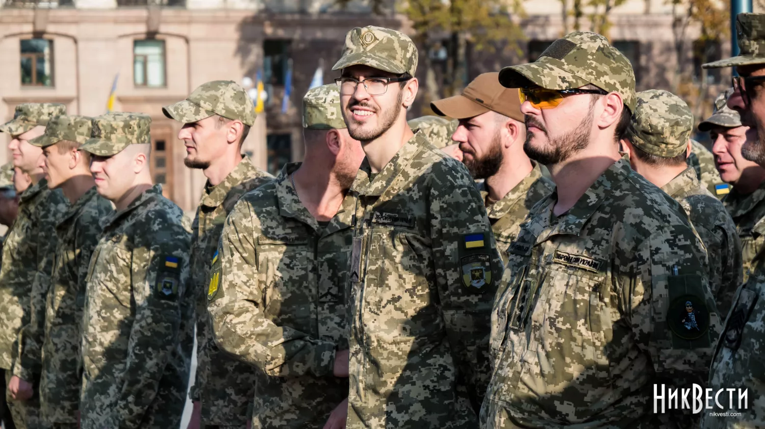 Військові на площі у Миколаєві. Архівне фото: «НикВести»