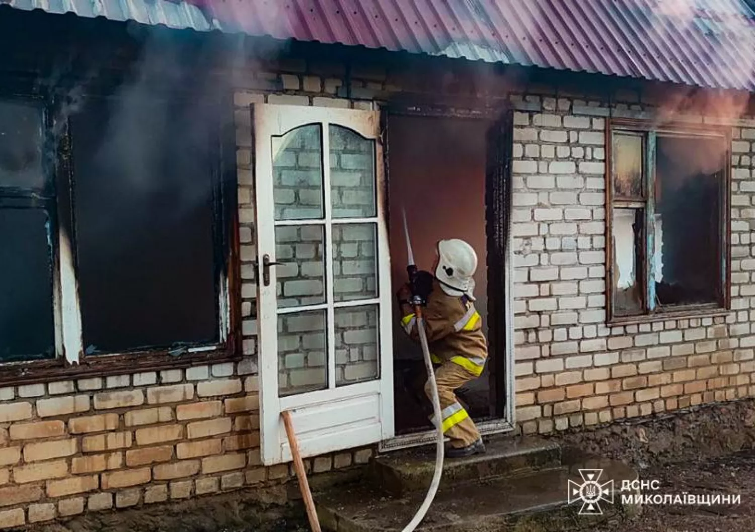 Рятувальники гасять пожежі на Миколаївщині. Фото: ДСНС