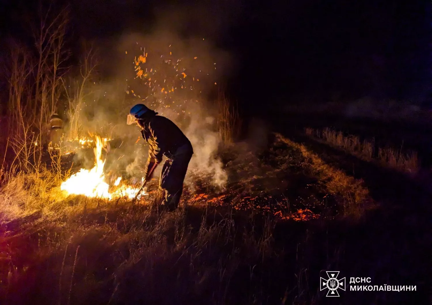 Рятувальники гасять пожежі на Миколаївщині. Фото: ДСНС