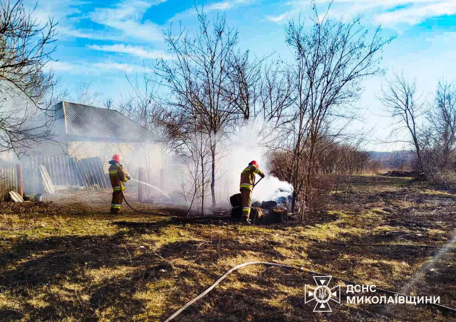 Рятувальники гасять пожежі на Миколаївщині. Фото: ДСНС