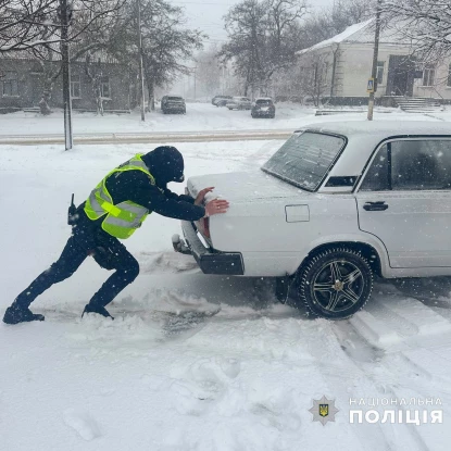На Миколаївщині поліцейські допомагають водіям дістатися зі сніжних заметів. Фото: Нацполіція