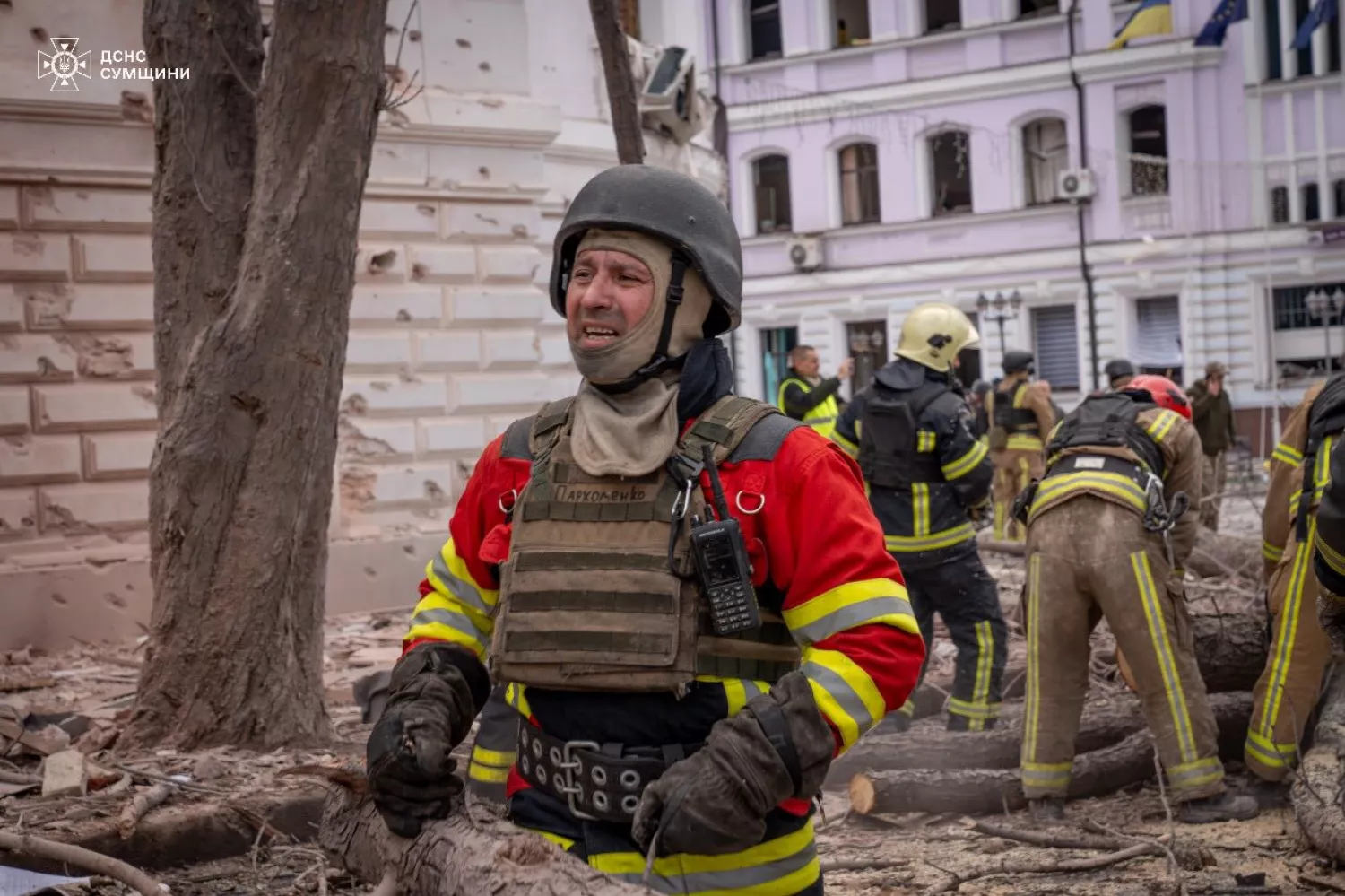 Рятувальники ліквідовують наслідки ракетного удару по Сумах, фото: ДСНС