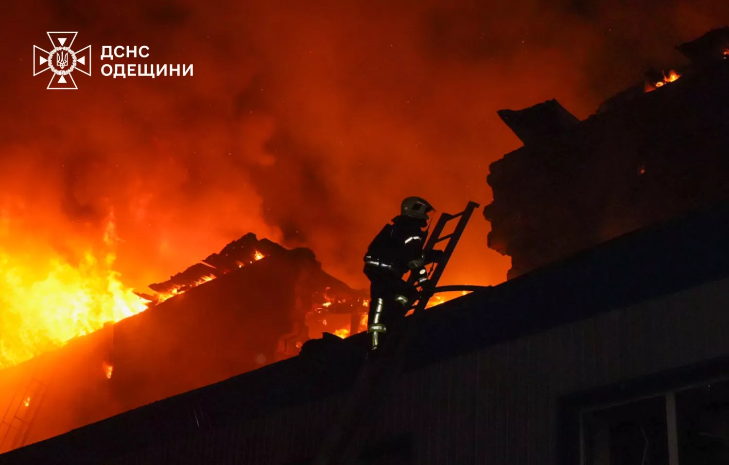 Наслідки обстрілу Одеси 13 квітня, фото: ДСНС
