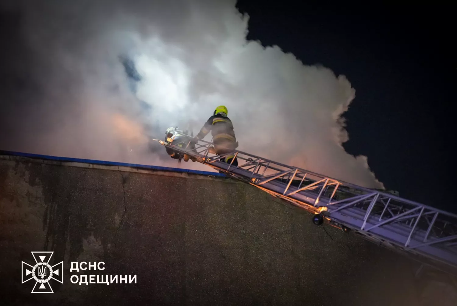 Наслідки обстрілу Одеси 13 квітня, фото: ДСНС