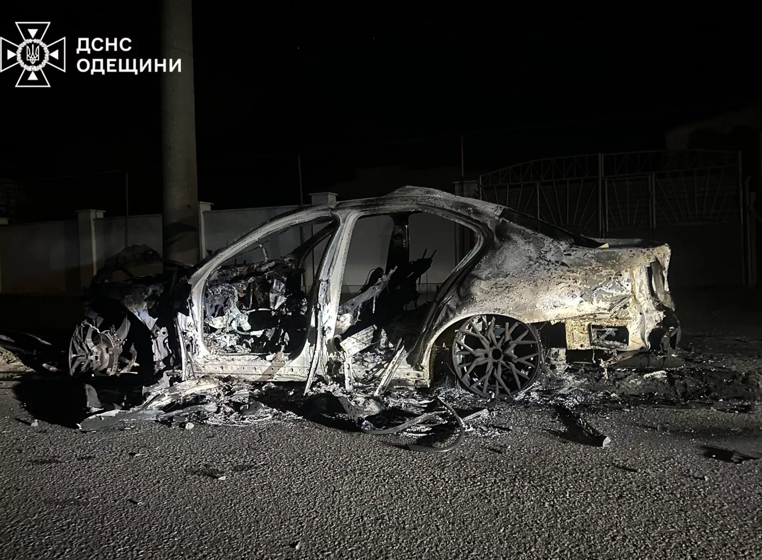 Наслідки обстрілу Одеси 13 квітня, фото: ДСНС