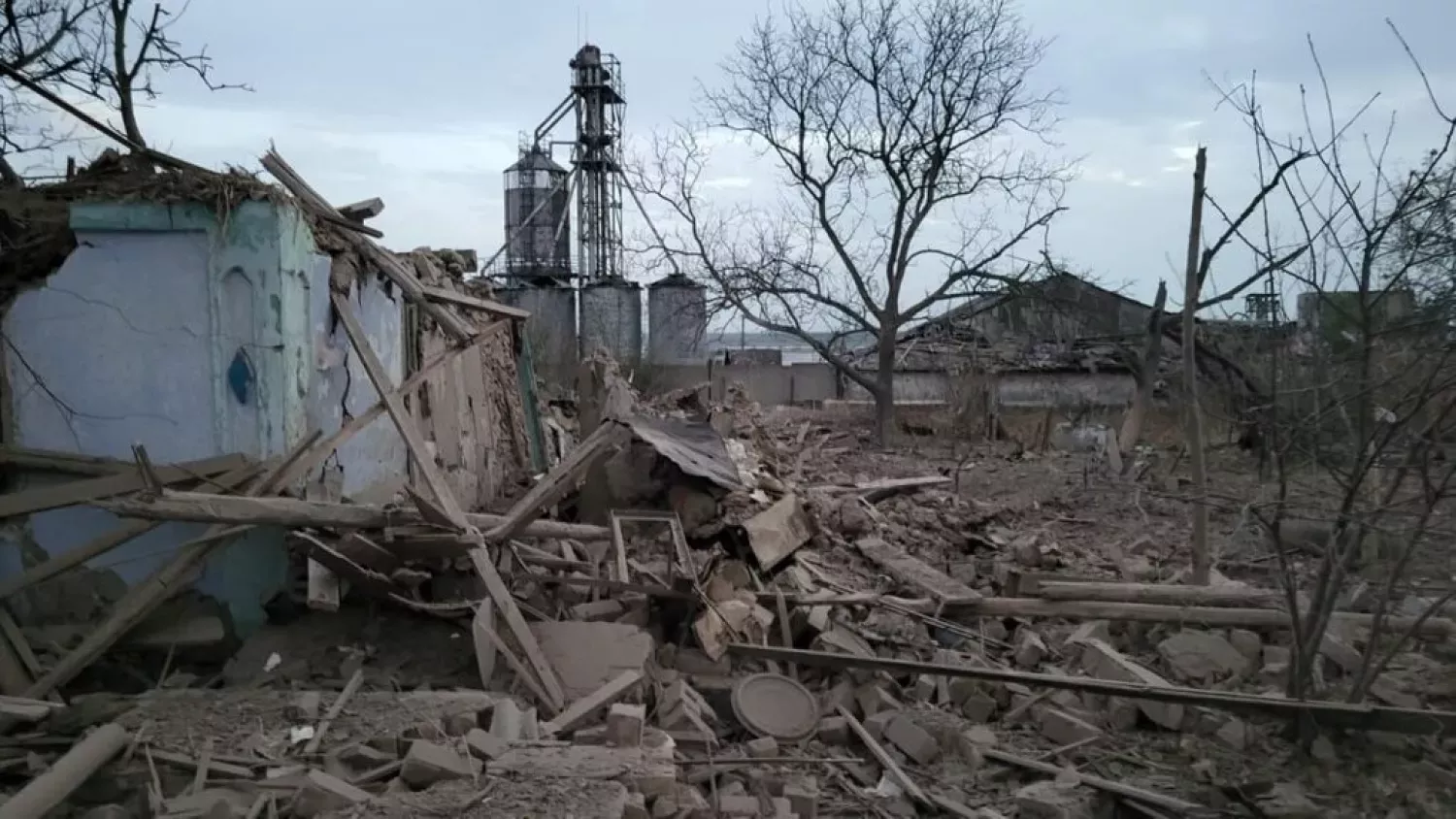 Наслідки одного із обстрілів Херсону. Фото: поліція Херсонської області