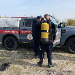 Піротехніки перевіряють пляж у Варварівці. Фото: Миколаївська міська рада