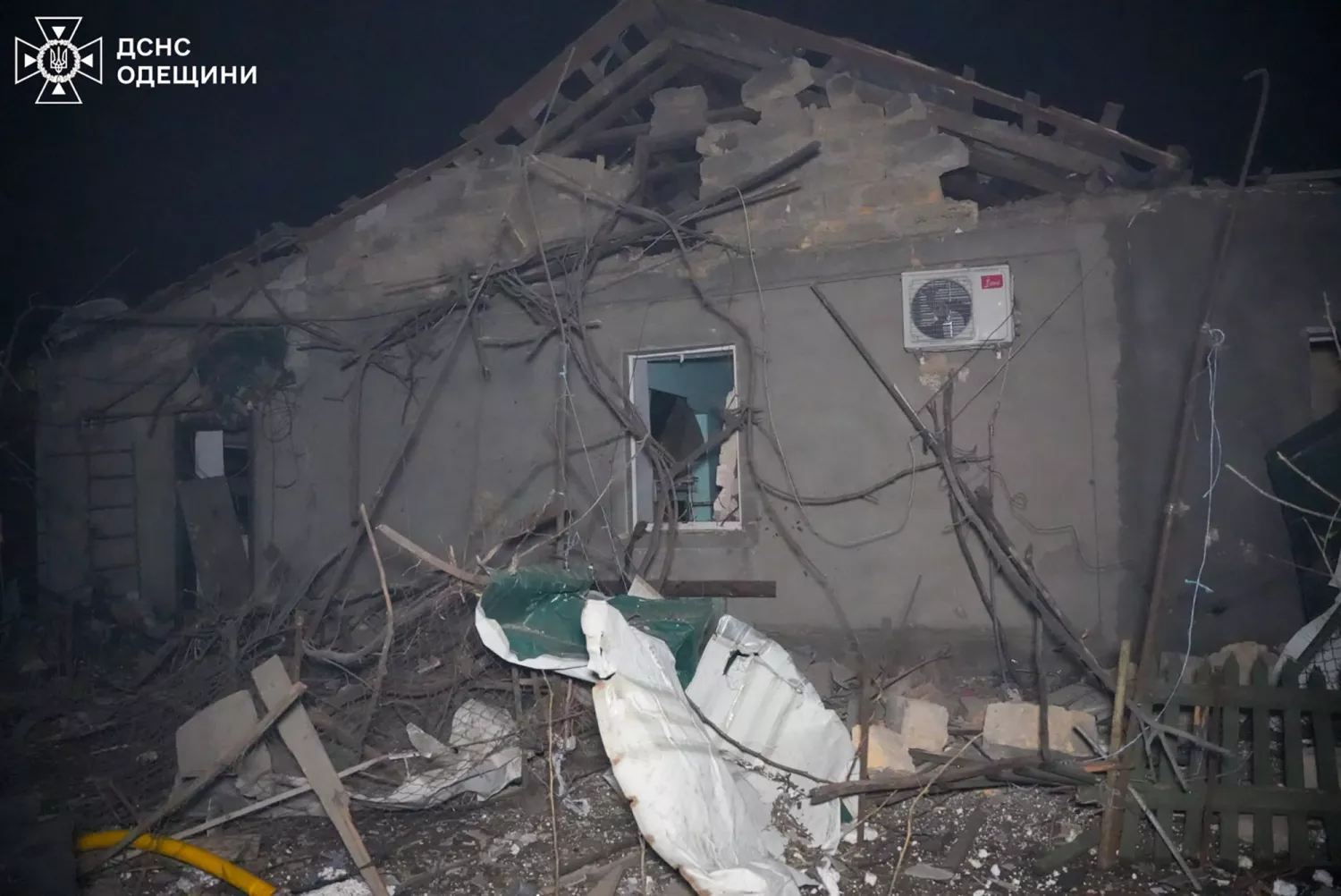 Наслідки російського удару 16 квітня по Одесі, фото: ДСНС