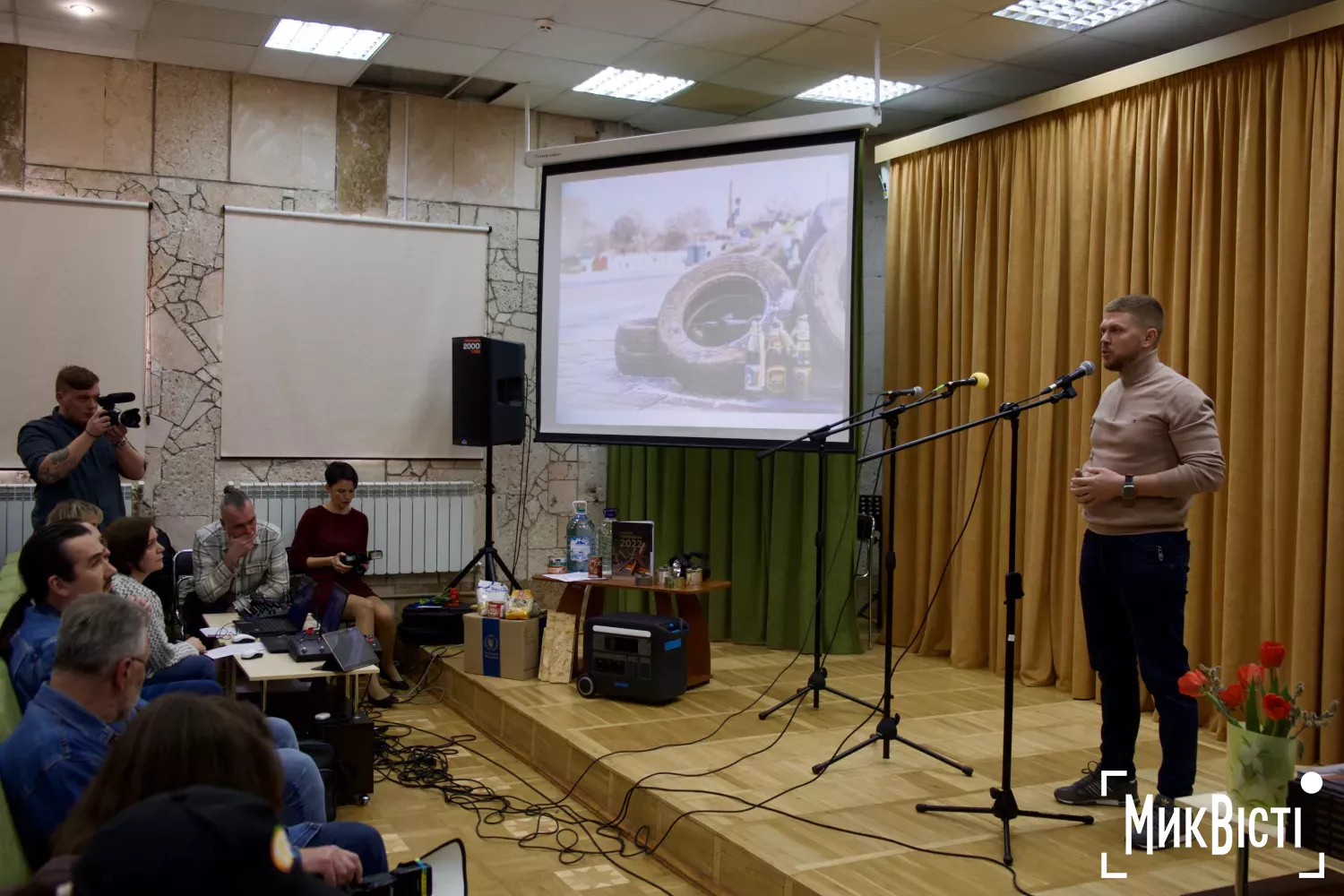 У Миколаєві презентували фотоальбом про хроніки повномасштабної війни 2022 року. Фото: «НикВести»