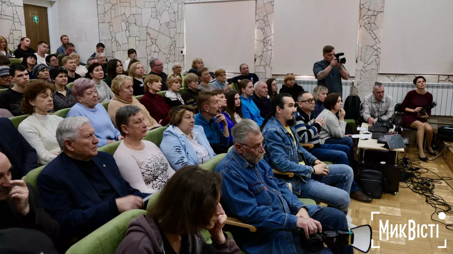 У Миколаєві презентували фотоальбом про хроніки повномасштабної війни 2022 року. Фото: «НикВести»