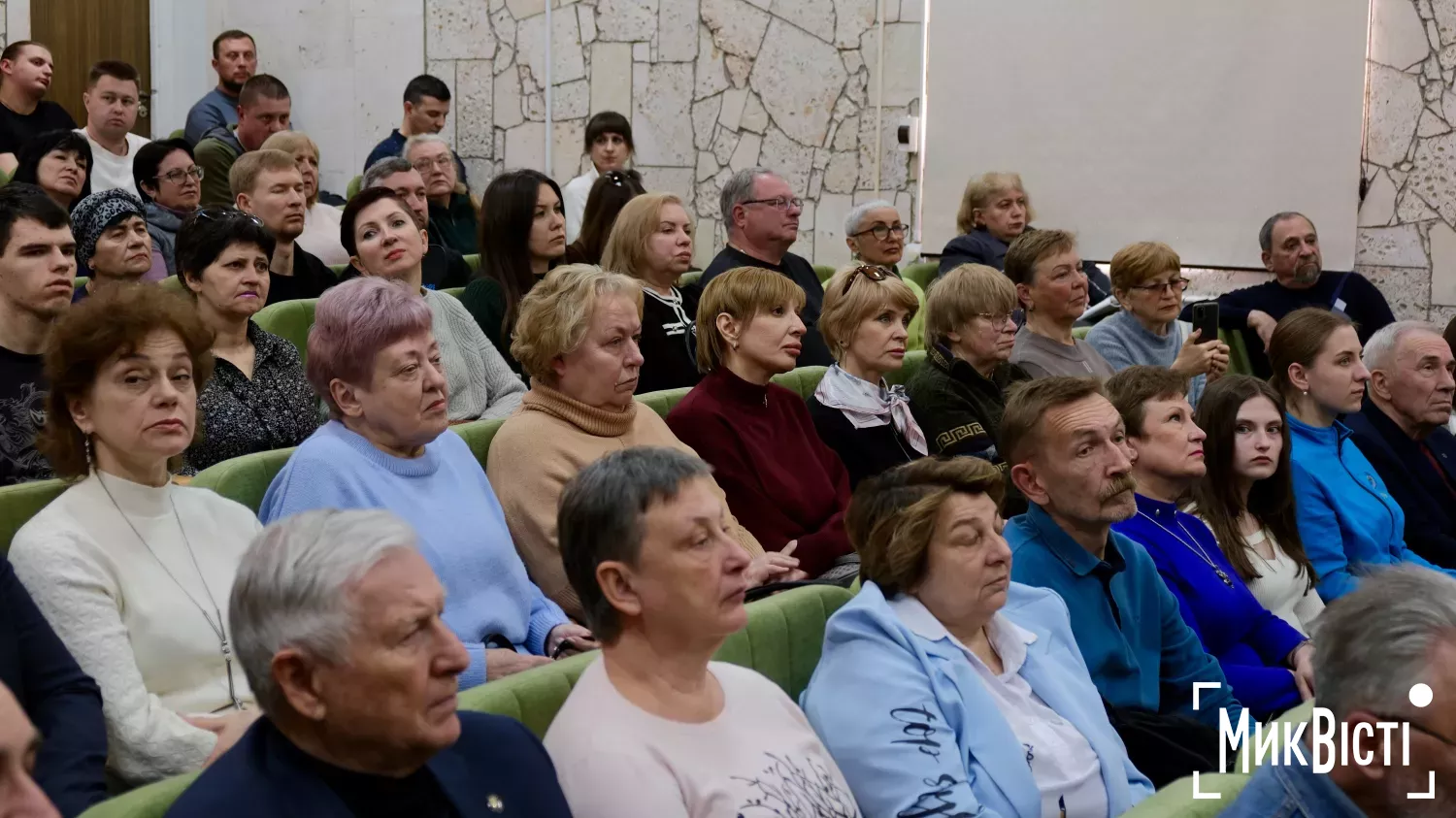 У Миколаєві презентували фотоальбом про хроніки повномасштабної війни 2022 року. Фото: «НикВести»