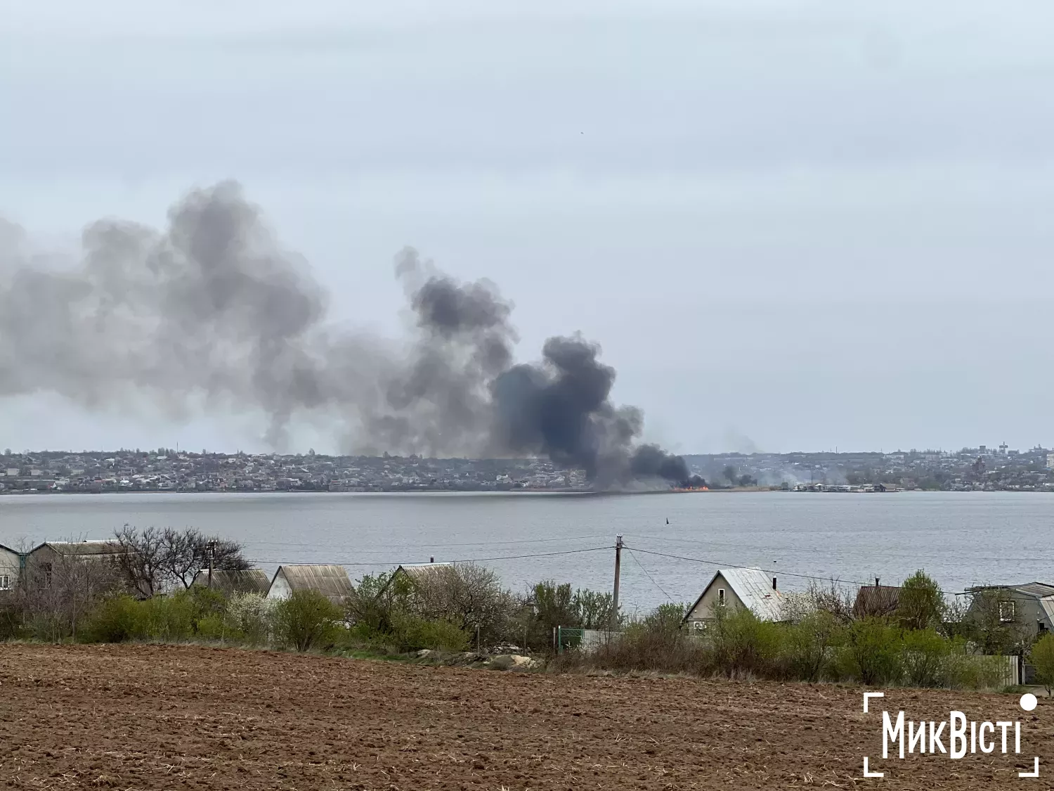 У Корабельному районі 16 квітня Миколаєва загорівся очерет. Фото: «МикВісті»