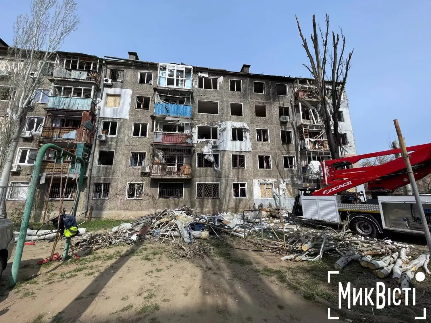 Один із постраждалих будинків від обстрілу 10 квітня. Фото: 