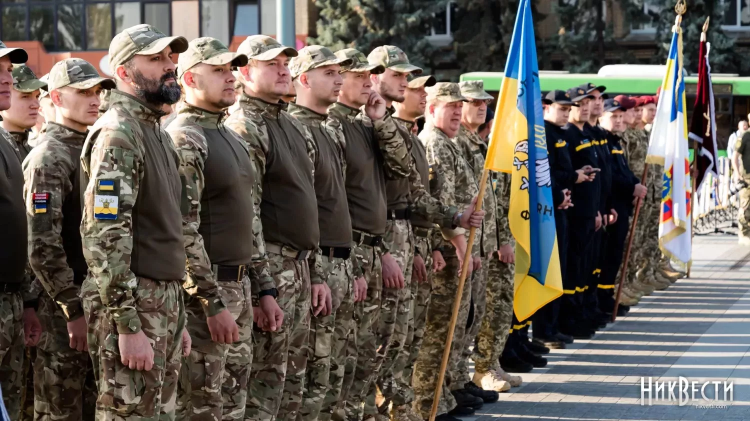 Військові на головній площі Миколаєва. Ілюстративне фото: «МикВісті»