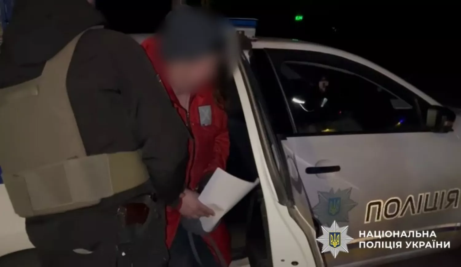 Правоохоронці затримують підозрювану жінку у забитті власної дитини. Фото: Нацполіція