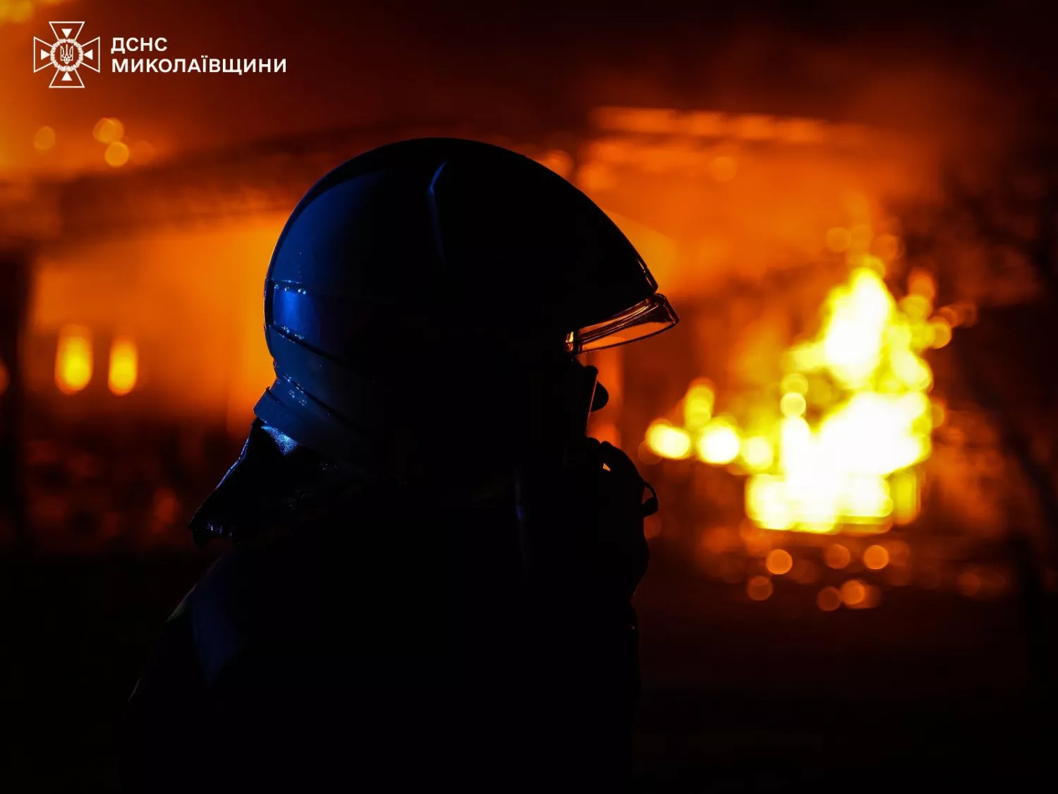 Пожежа складів з побутовими товарами у Миколаєві, фото: ДСНС