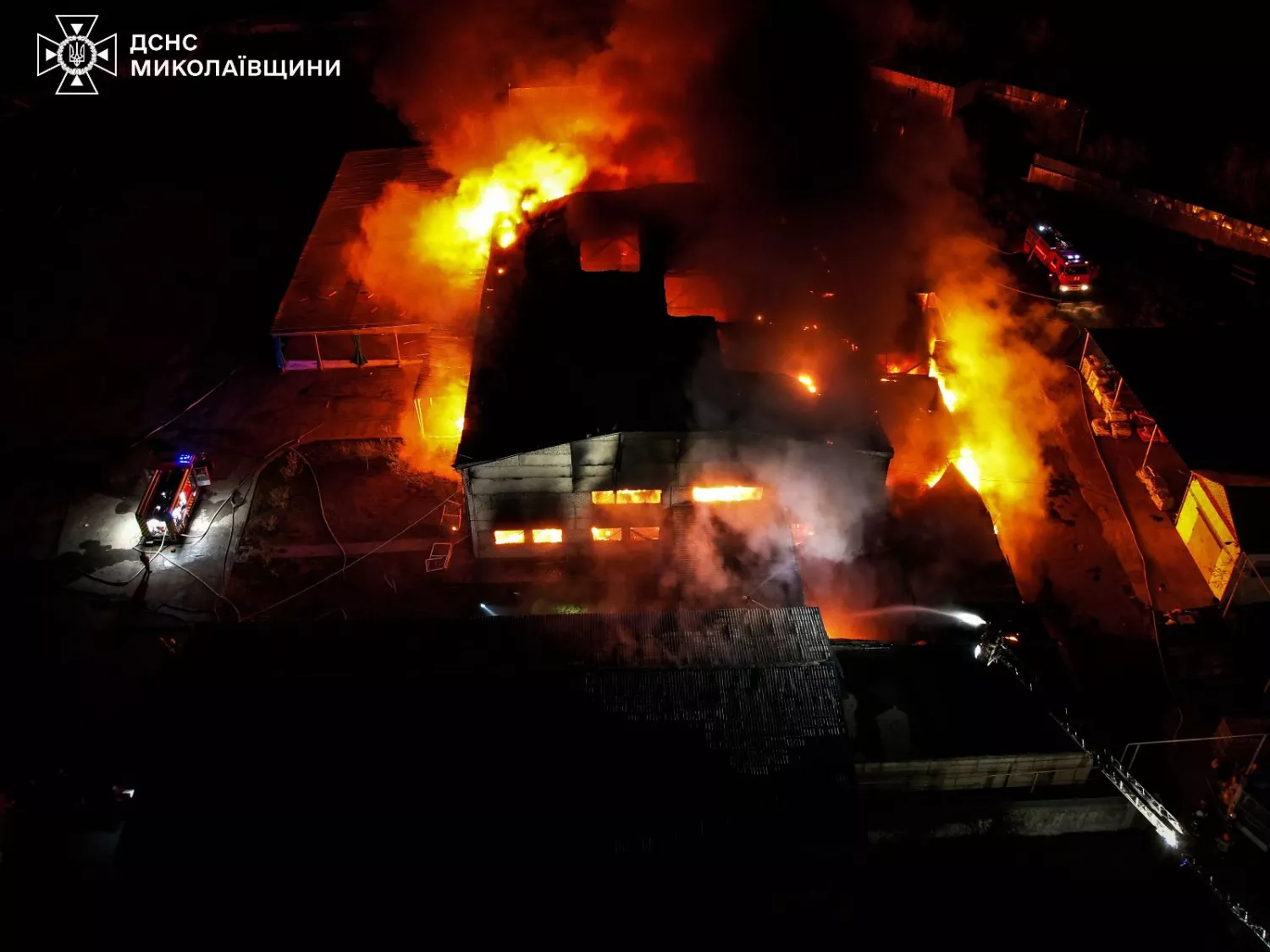 Пожежа складів з побутовими товарами у Миколаєві, фото: ДСНС