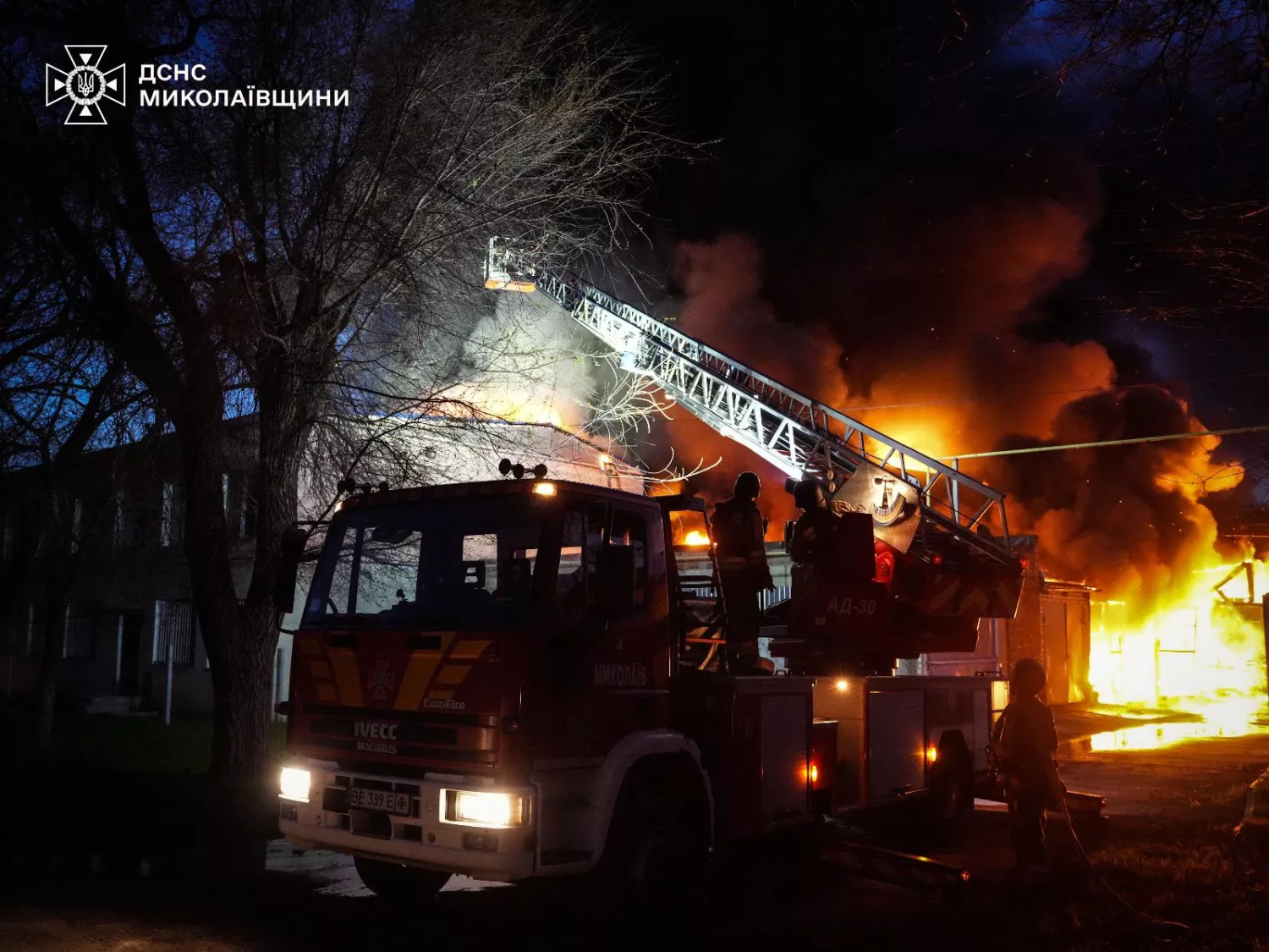 Пожежа складів з побутовими товарами у Миколаєві, фото: ДСНС