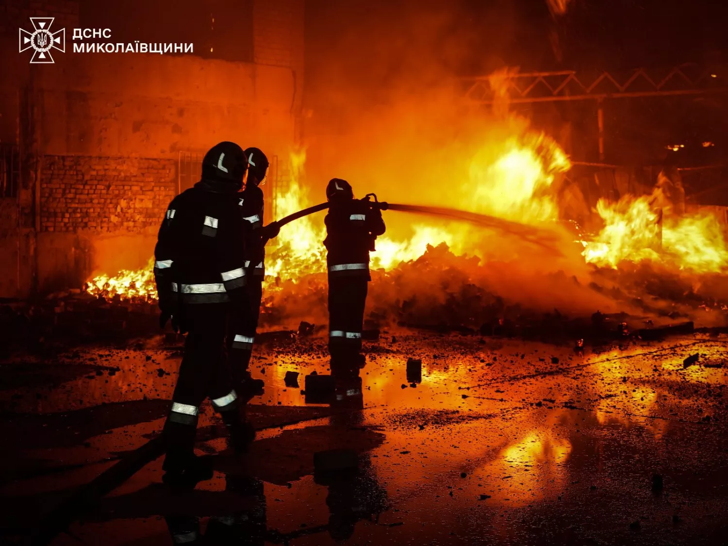 Пожежа складів з побутовими товарами у Миколаєві, фото: ДСНС