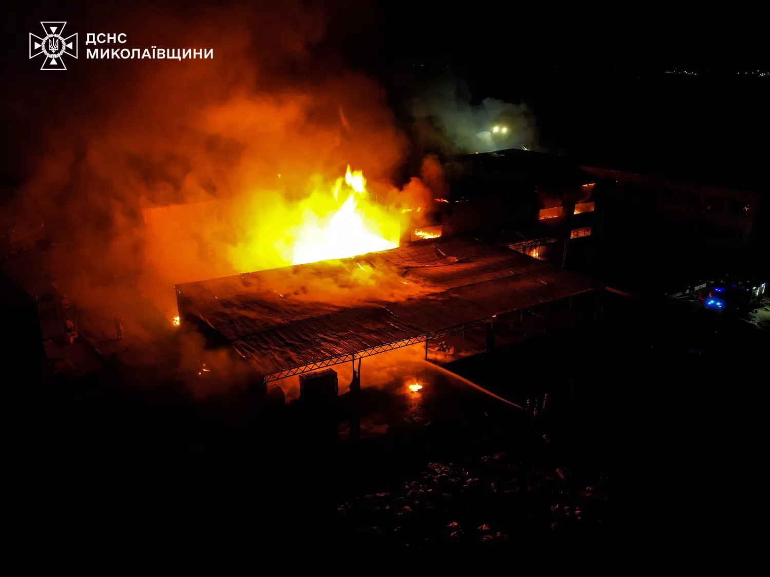 Пожежа складів з побутовими товарами у Миколаєві, фото: ДСНС