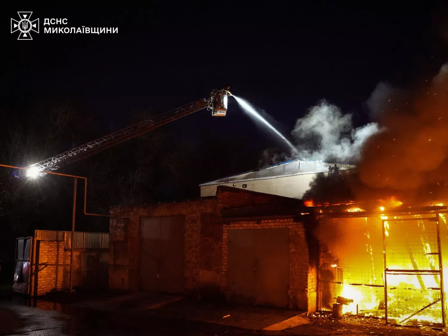 Пожежа складів з побутовими товарами у Миколаєві, фото: ДСНС