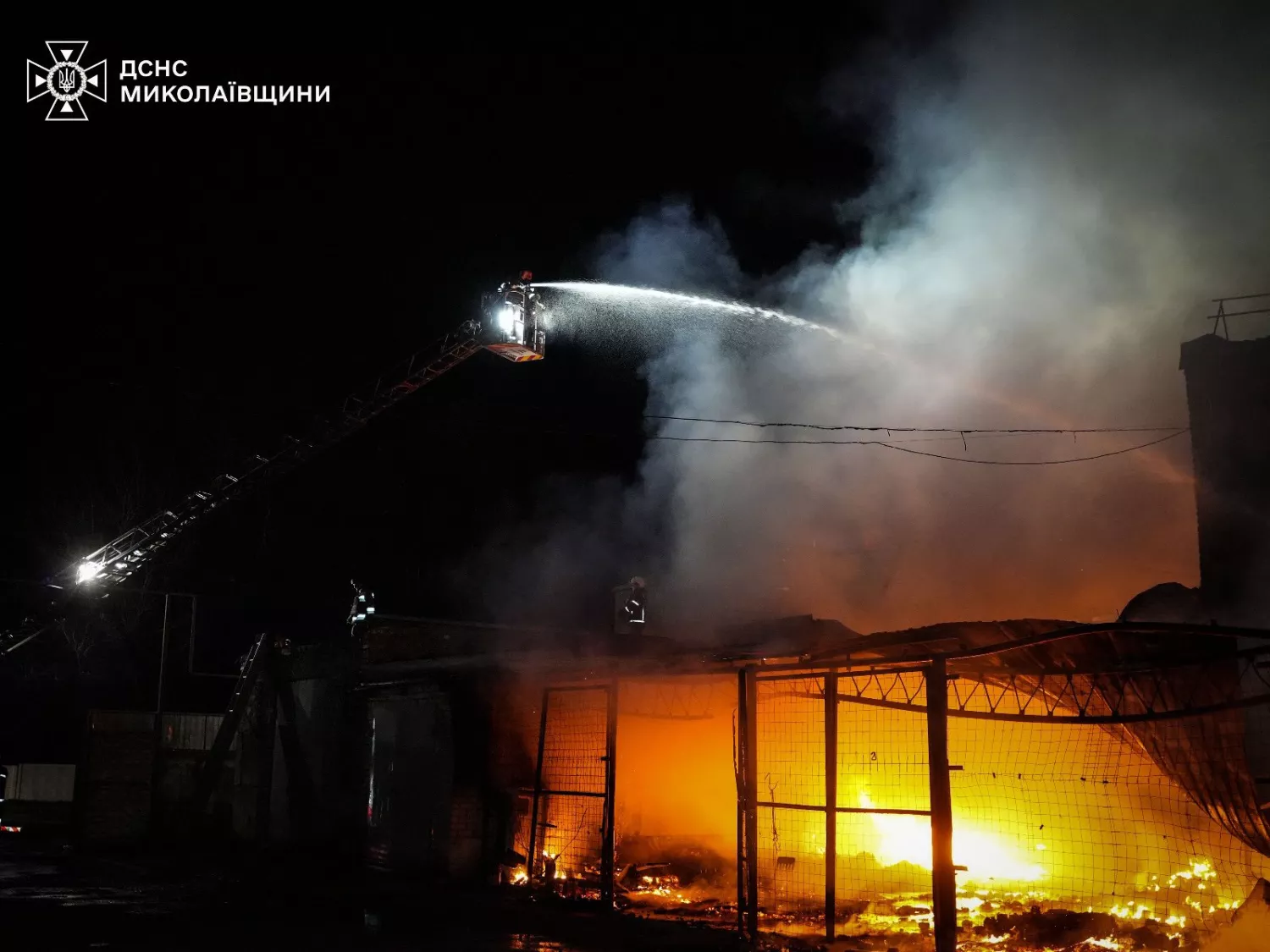 Пожежа складів з побутовими товарами у Миколаєві, фото: ДСНС
