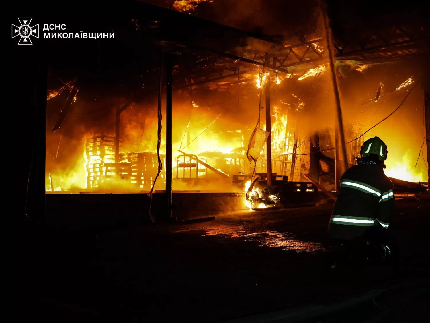 Пожежа складів з побутовими товарами у Миколаєві, фото: ДСНС