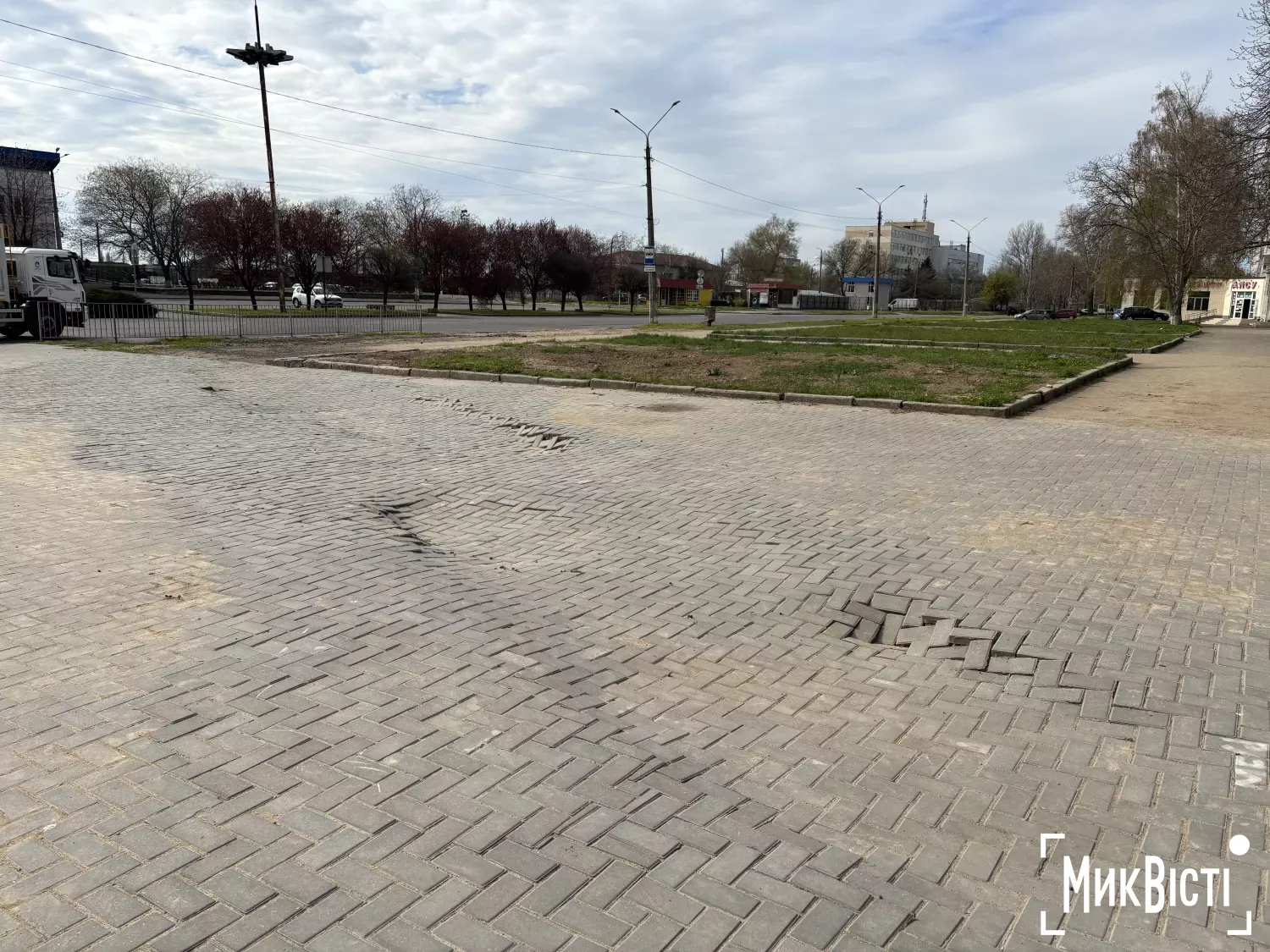 Біля Миколаївського залізничного вокзалу просіла плитка після заміни водогону. Фото: «МикВісті»