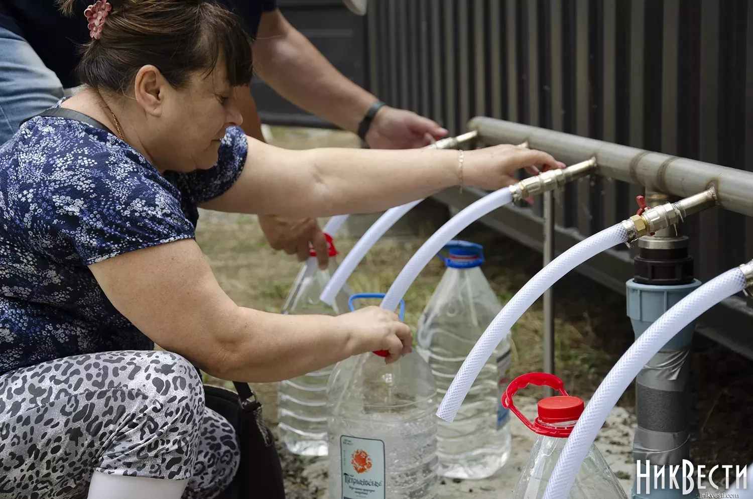 Люди набирають очищену воду у Миколаєві. Фото «МикВісті»