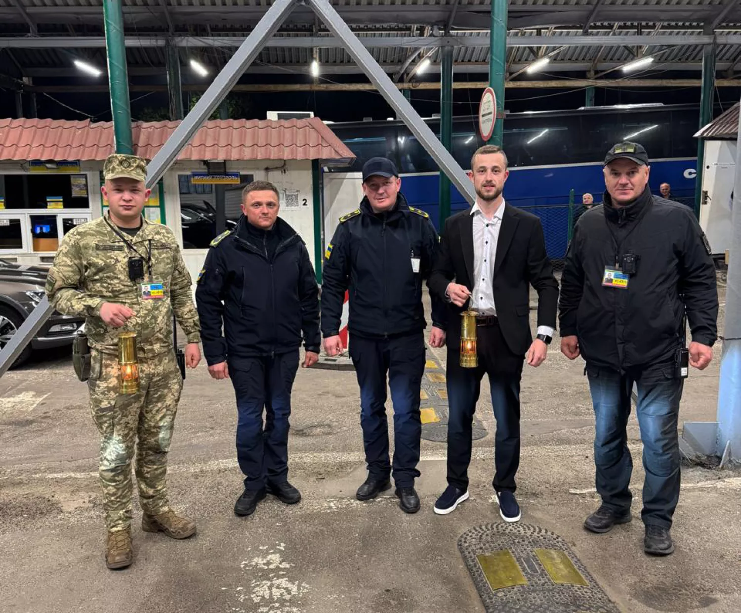 До України привезли Благодатний вогонь. Фото: Державна прикордонна служба