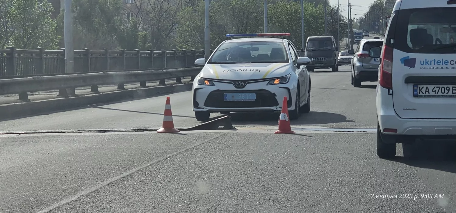 На Варварівському мосту затор 22 квітня — вивернуло металеву пластину, смугу перекрито. Фото: Олександр Миколайович
