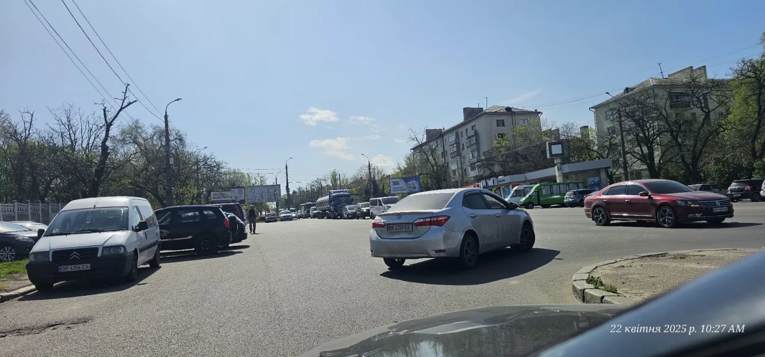 Затор в сторону Варварівки з міста, 22 квітня. Фото: Олександр Миколайович