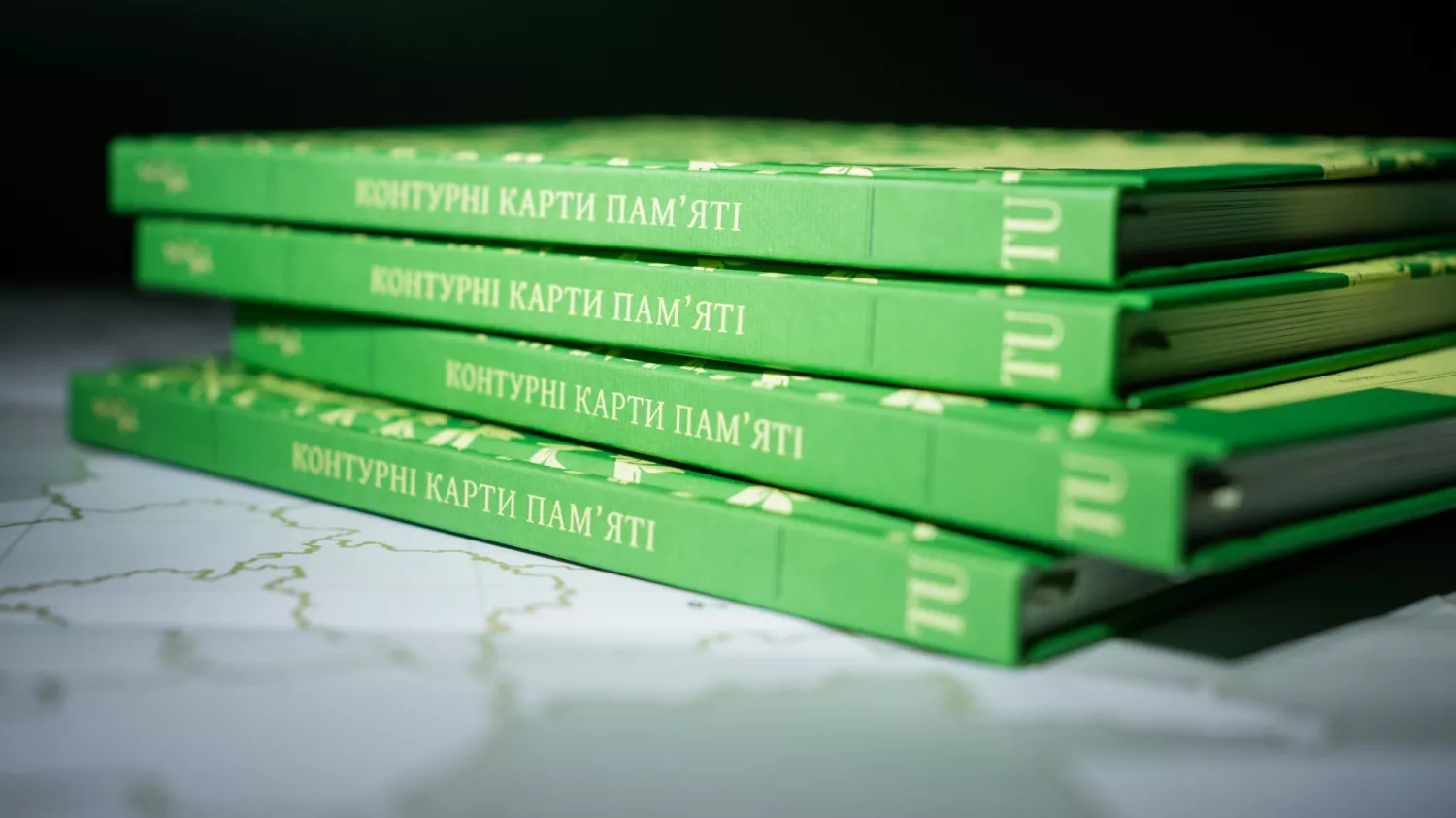 Книги «Контурні карти памʼяті». Фото: The Ukrainians Publishing