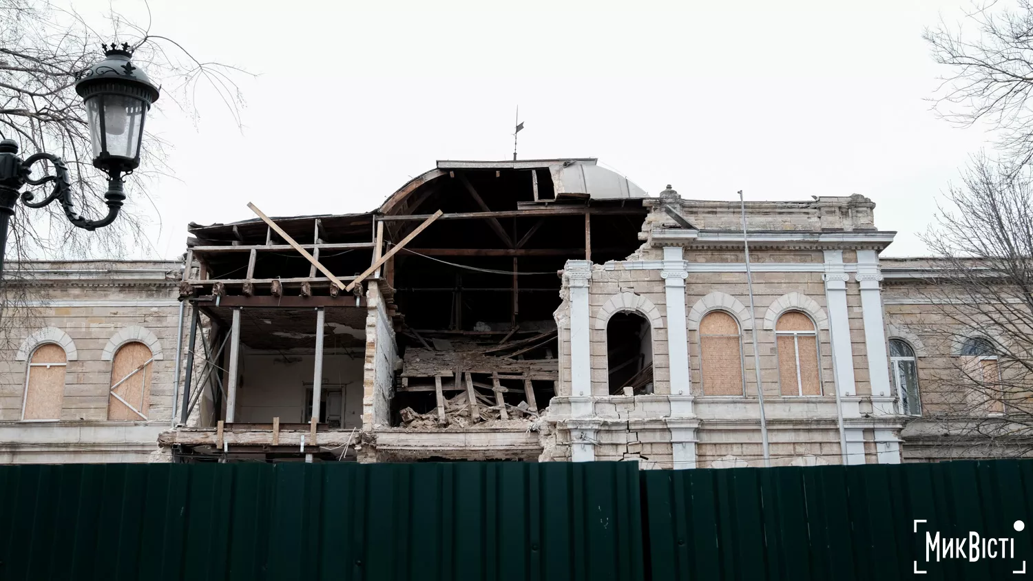 Будівля ліцею імені Миколи Аркаса, знищена через російські обстріли. Фото «НикВести»