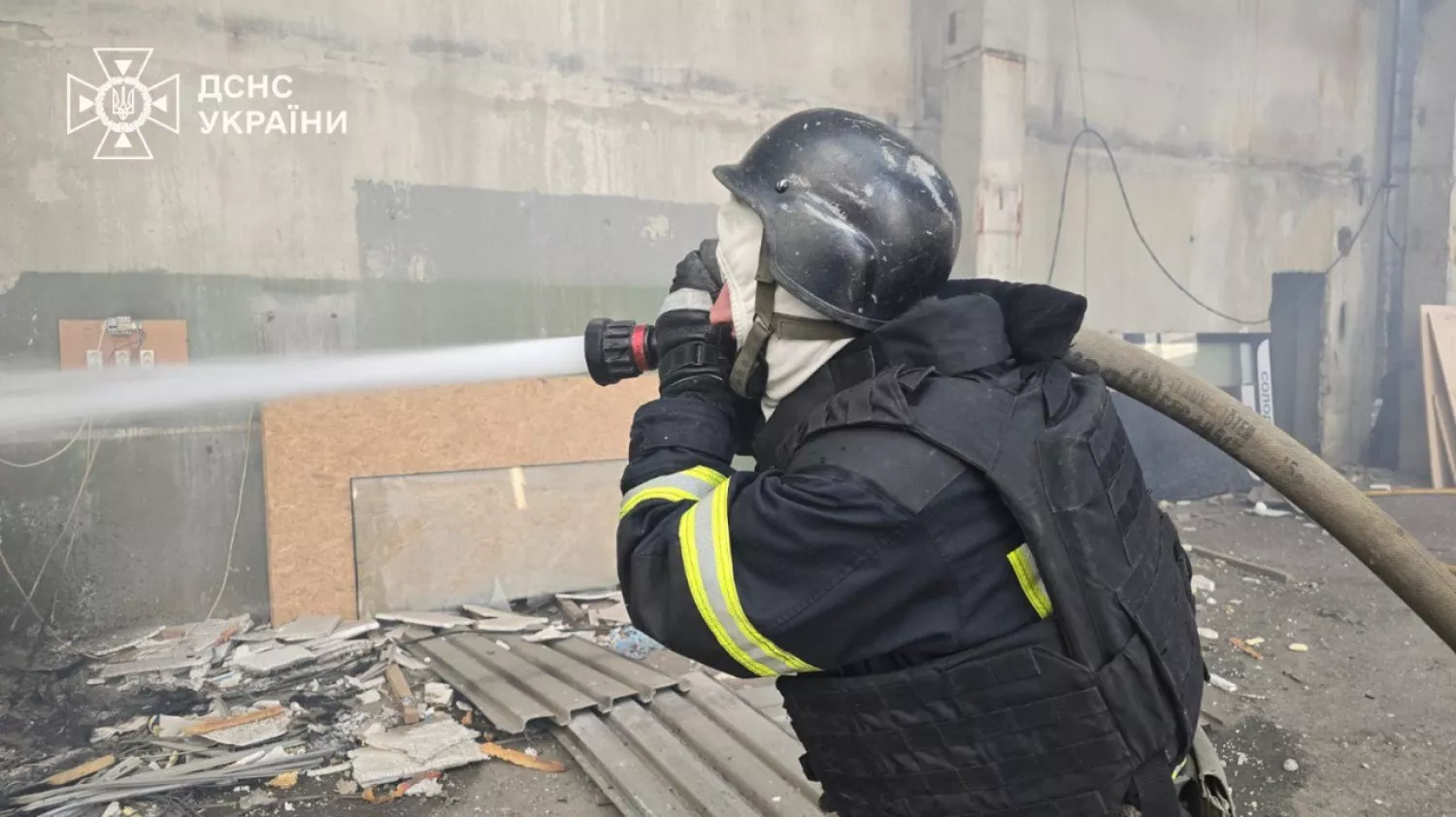Рятувальники ліквідовують наслідки російських атак. Фото: ДСНС