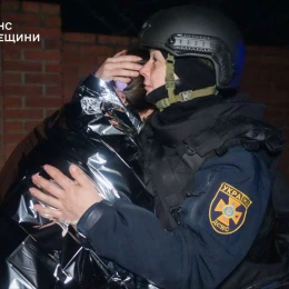 Психологи заспокоюють місцевих жителів після атаки РФ. Фото: ДСНС