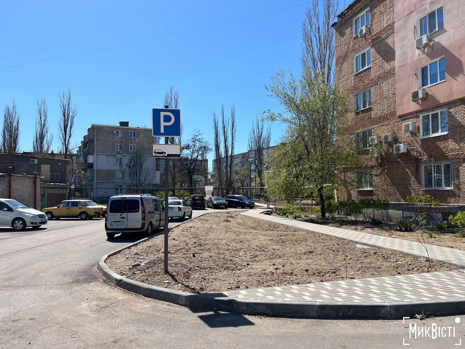 Підрядник працює над відновленням житлових кварталів у мікрорайоні Ліски, квітень 2025 року, фото: «НикВести»