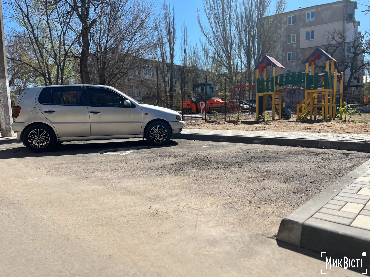 Підрядник працює над відновленням житлових кварталів у мікрорайоні Ліски, квітень 2025 року, фото: «НикВести»