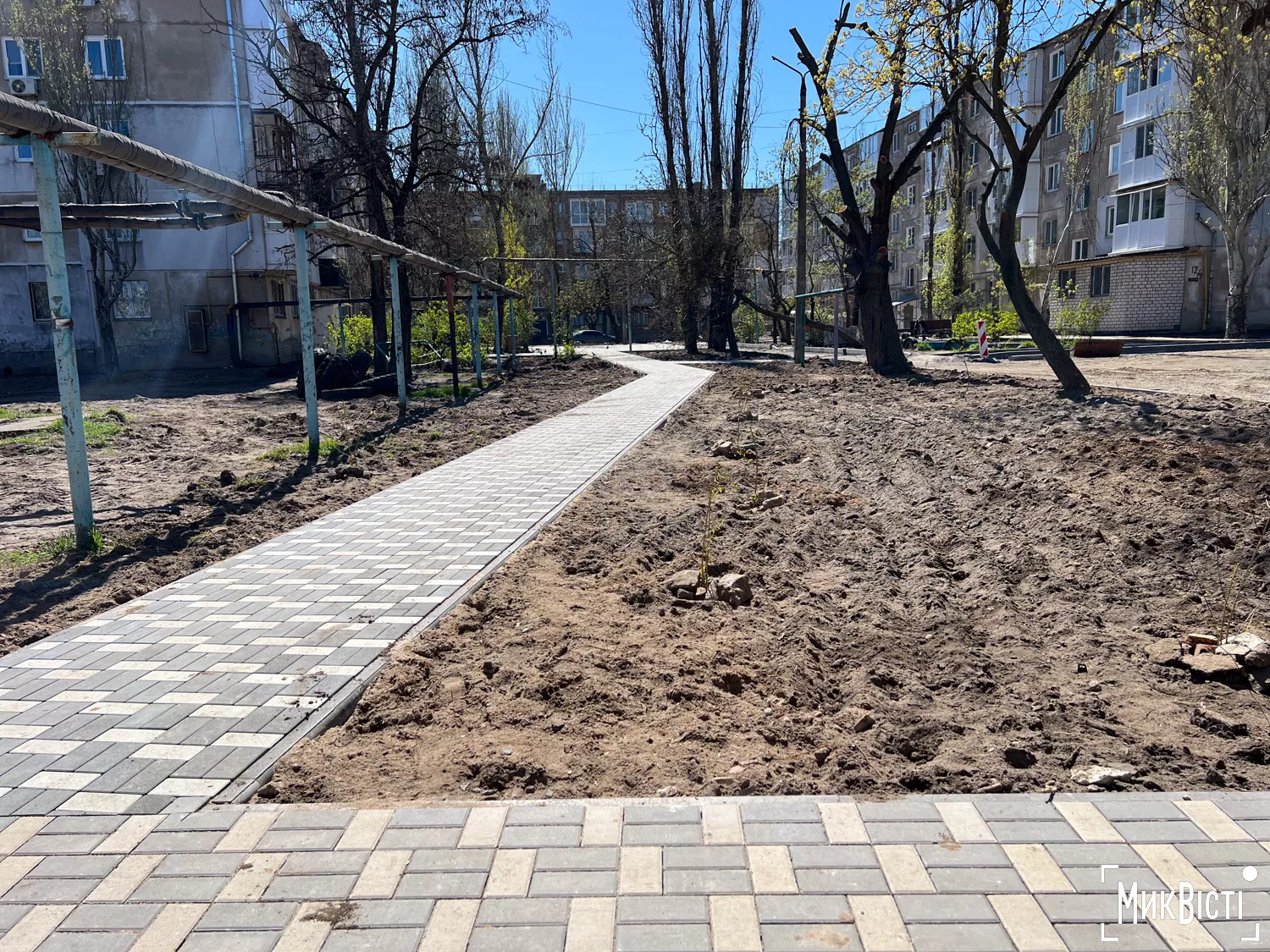 Підрядник працює над відновленням житлових кварталів у мікрорайоні Ліски, квітень 2025 року, фото: «НикВести»
