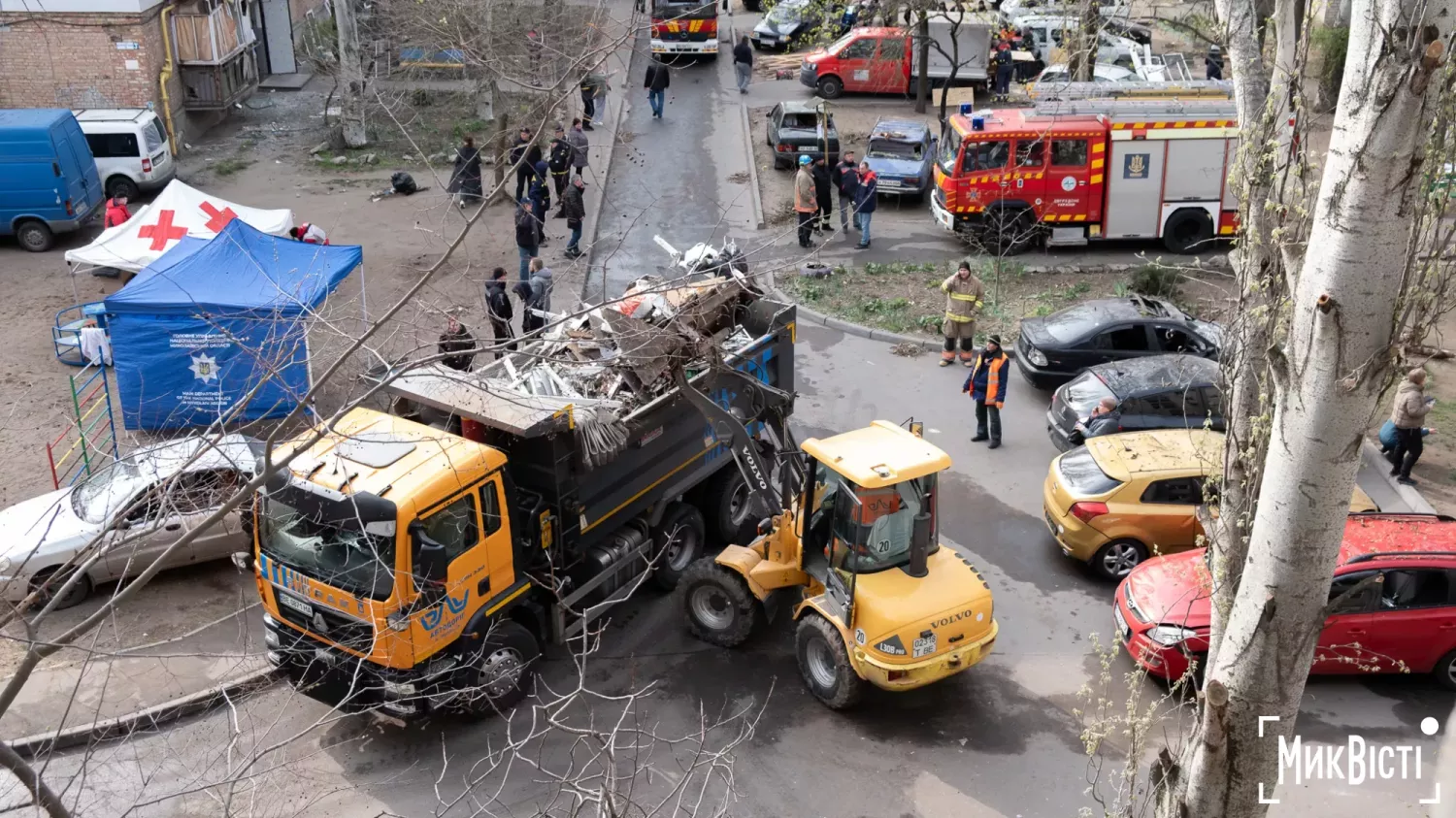 Техніка комунального підприємства, яку залучили до усунення наслідків нічної атаки «Шахедів» по Миколаєву, 10 квітня 2025 рік, фото: «НикВести»