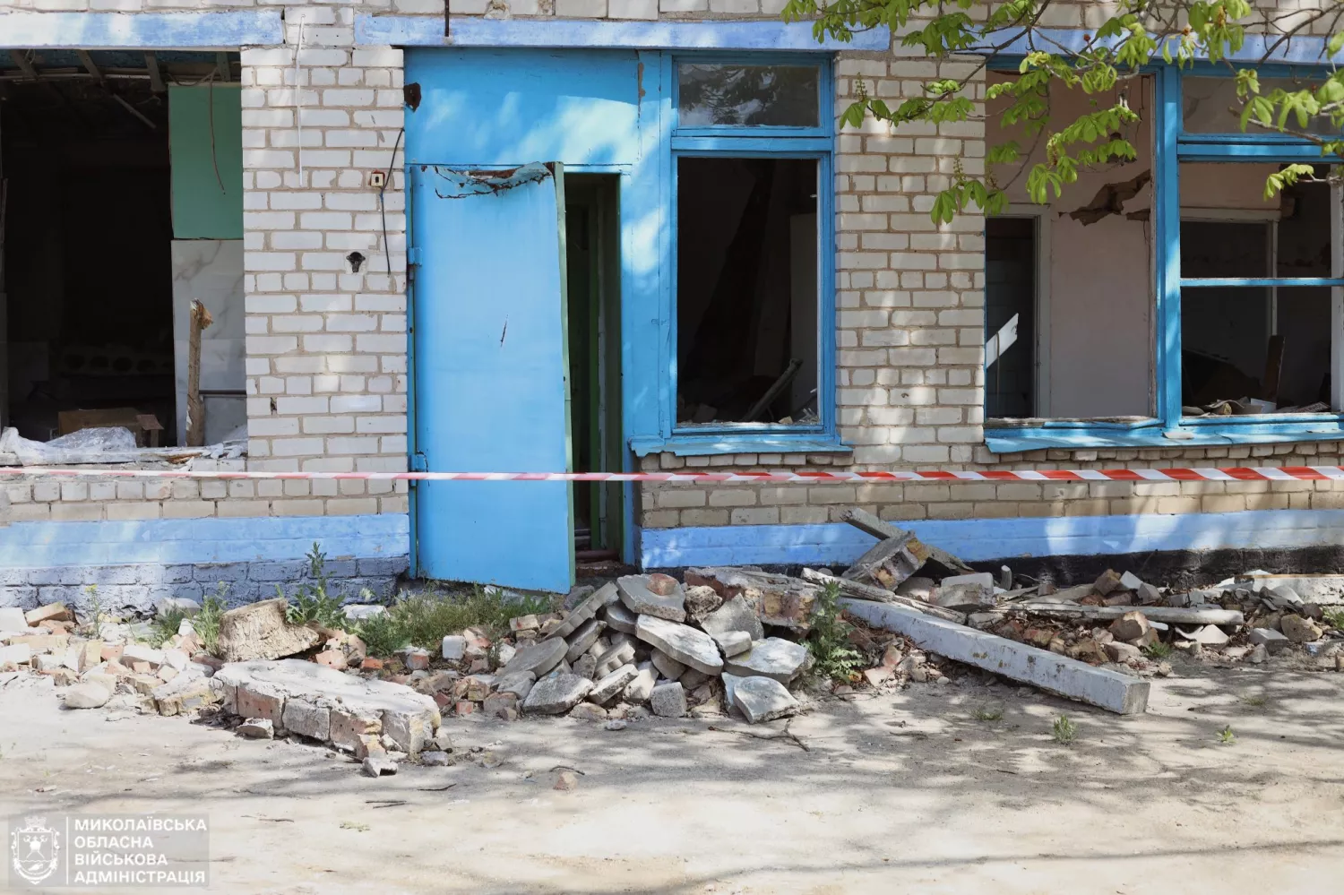 На Миколаївщини демонтують зруйновану від обстрілів школу. Фото: Миколаївська ОДА