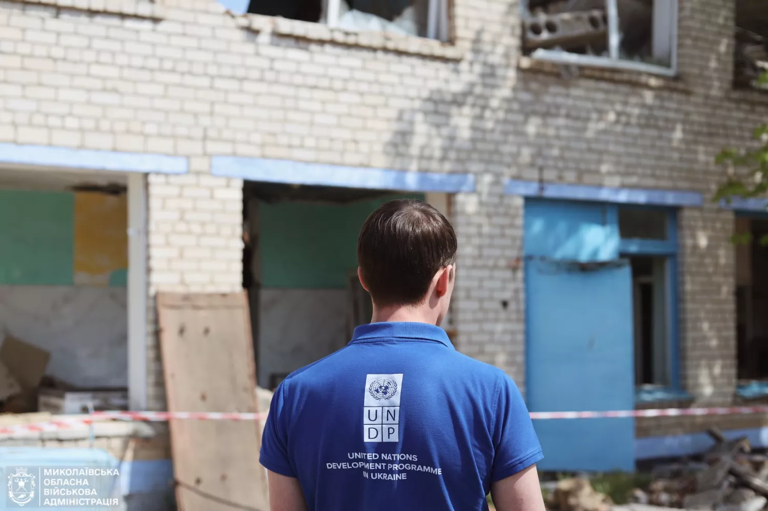 На Миколаївщини демонтують зруйновану від обстрілів школу. Фото: Миколаївська ОДА